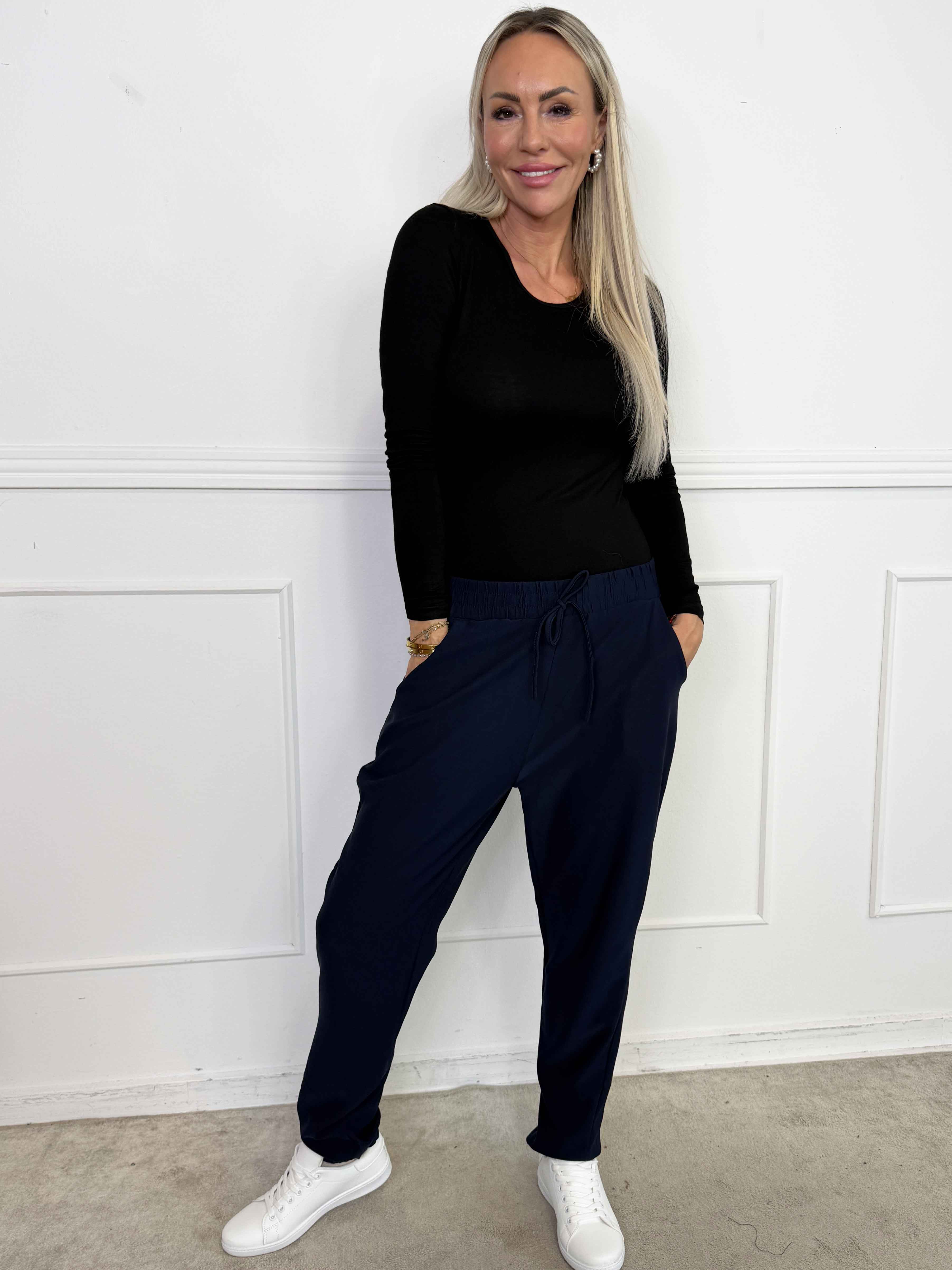 Iliona - Joggingbukser med elastik forenden af buksebenet